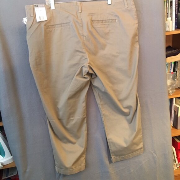 NWT Lee Relaxed Fit cropped pants - khaki colored - 20W - brand new - Picture 2 of 10